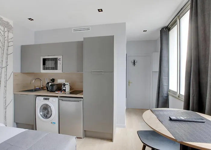 Refined Air-conditioned In Neuilly-sur-Seine